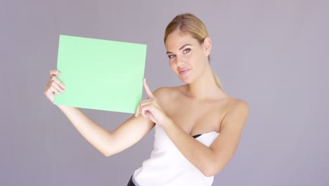 Glückliche-Attraktive-Junge-Frau-Mit-Einem-Leeren-Schild