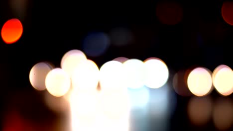 semáforos nocturnos de la ciudad desenfocados