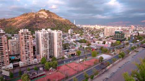 drone aéreo de primera categoría sobre el centro histórico de santiago de chile, parque urbano de san cristobal hill, ciudad capital de américa del sur durante el cielo de la tarde, panorámico, horizonte