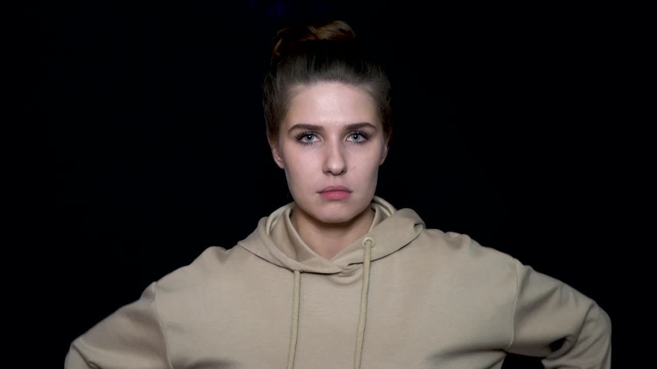 후디를 입은 여자