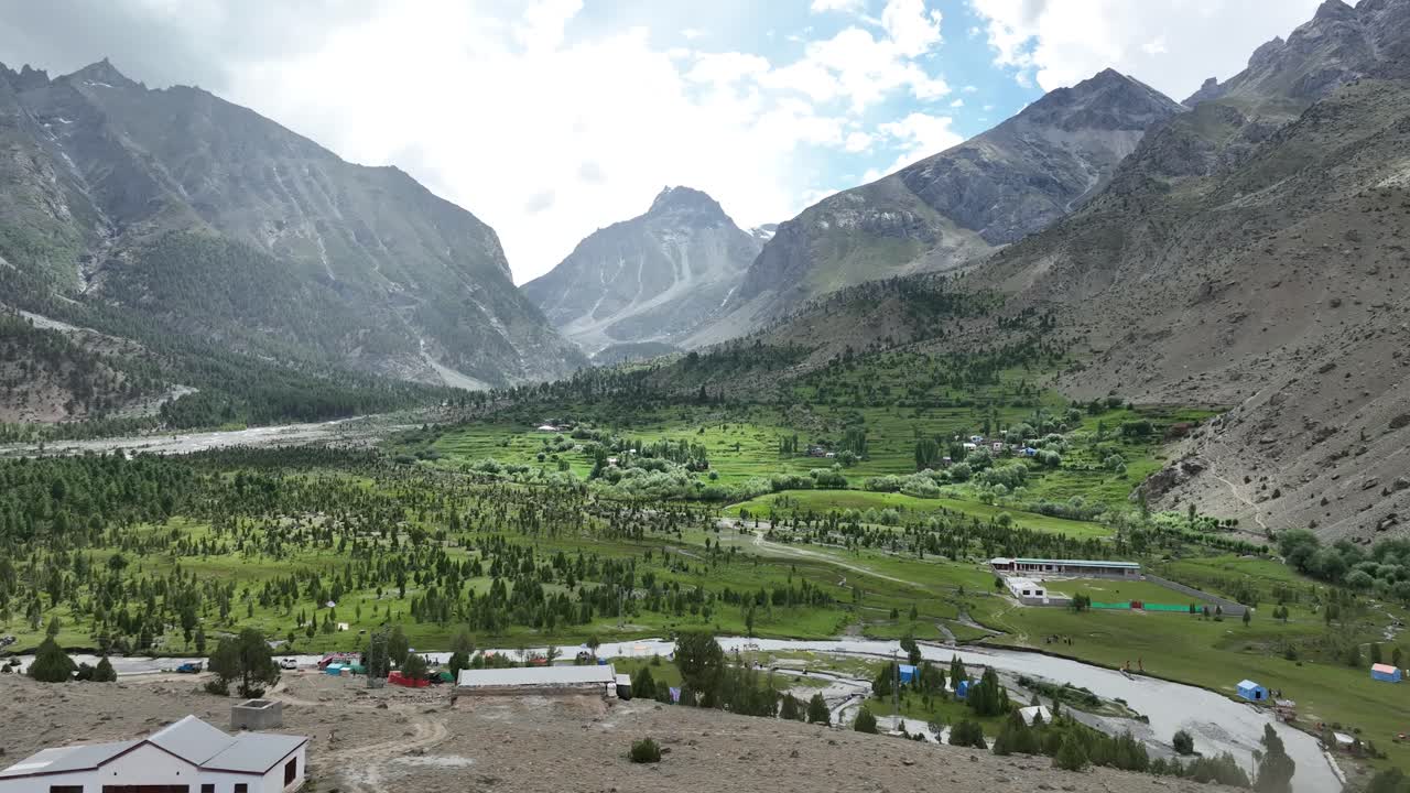 imágenes aéreas panorámicas de drones con movimiento de dolly-out del valle de basho en pakistán durante un día soleado