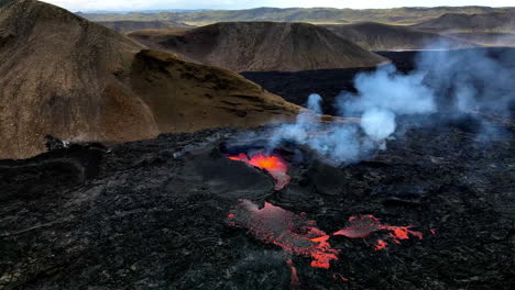 Toma-Aérea-Circular-Cercana-De-La-Lava-Caliente,-El-Magma-Y-Las-Cenizas-Que-Salen-Del-Cráter-En-Fagradalsfjall,-Islandia