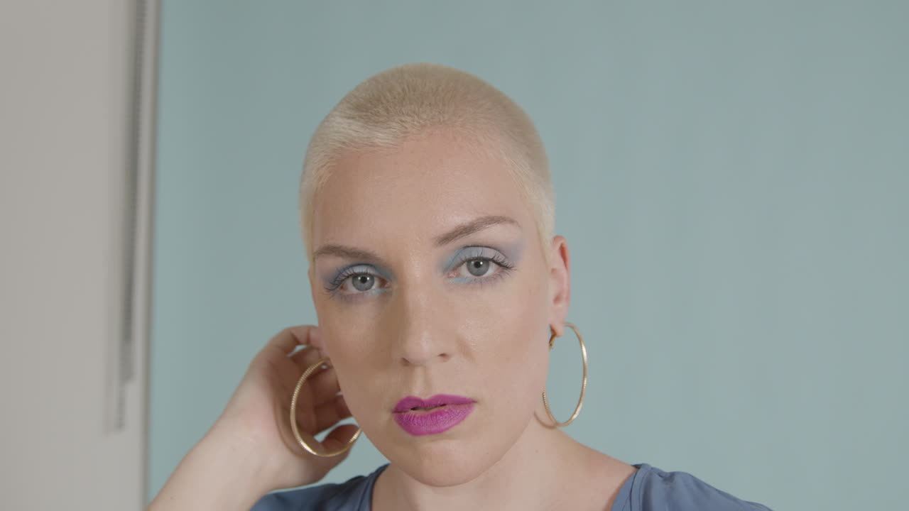 스튜디오 초상화를 위해 카메라에 포즈를 취하는 여성 모델 07