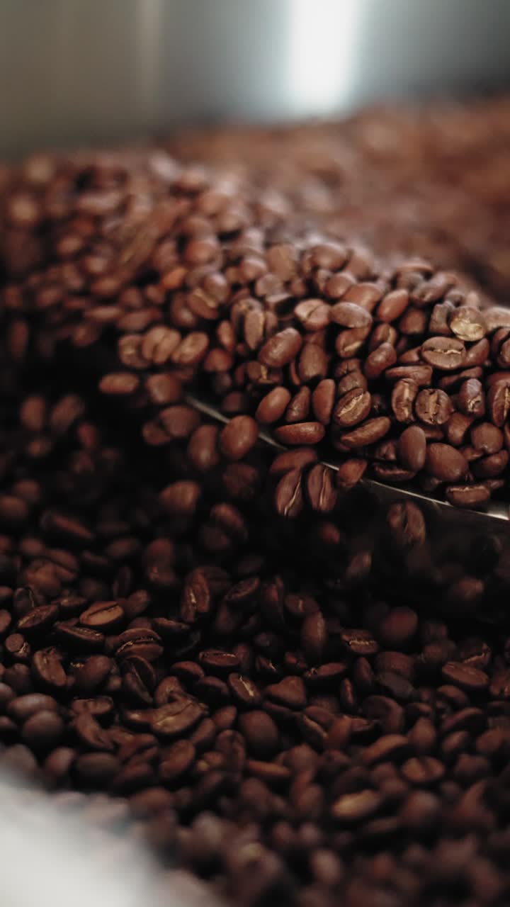 Chicchi di caffè che girano nel tamburo di tostatura, vista macro