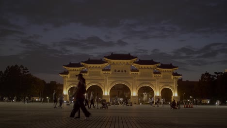 arco cuadrado de la libertad en la noche taipei