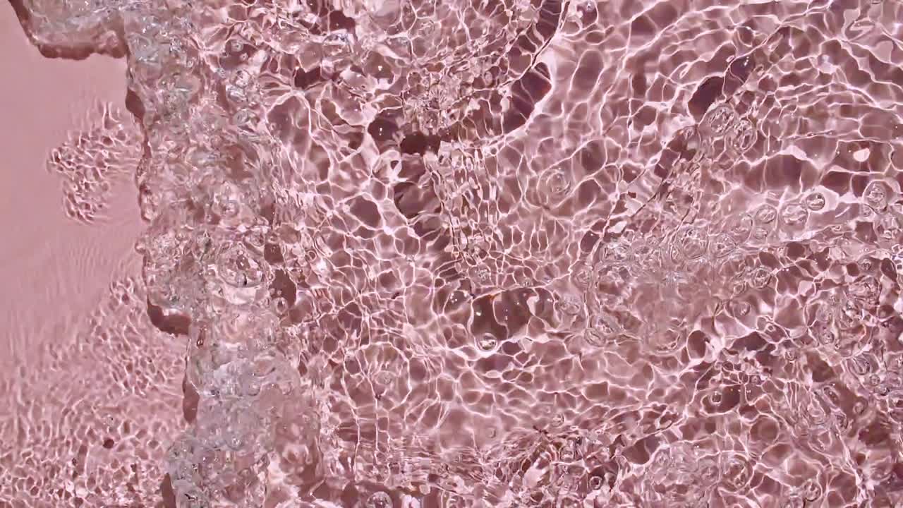 물 표면 텍스처  뷰 물 스플래시 분홍색 순수한 파란색 물 반사 느린 움직임에서 빛 태양과 그림자 움직임 깨한 수영장 파동과 파동 4k