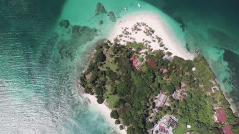 Vista-Aérea-De-Pájaro-Del-Mar-Caribe-Y-Playa-De-Arena-En-La-Isla-De-Cayo-Levantado,-República-Dominicana