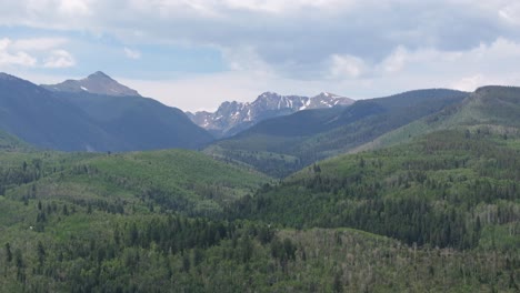 Pico-De-Montaña-Rocosa-Y-Un-Paisaje-Impresionante-Del-Bosque-Nacional-Del-Río-Blanco,-Colorado