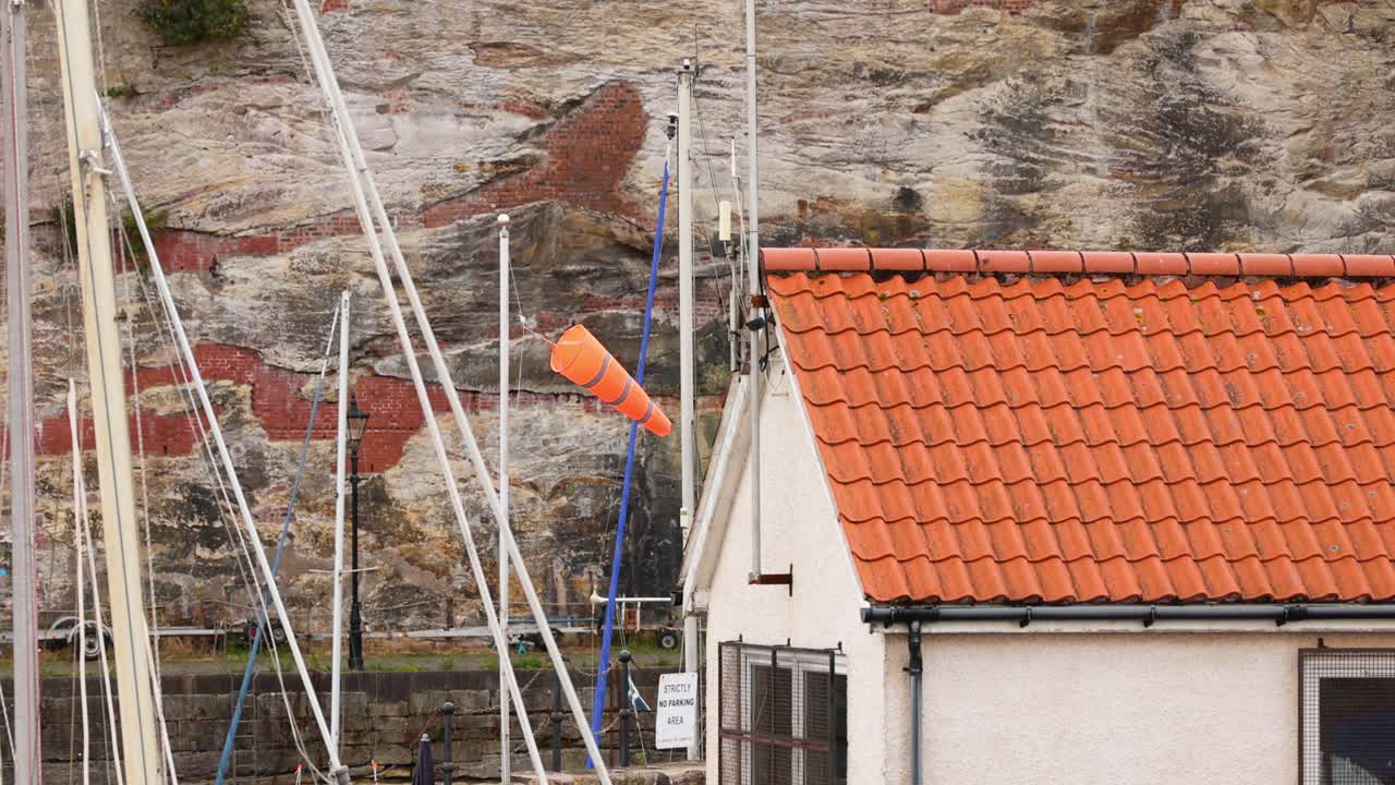 windsock que indica la dirección del viento cerca del edificio