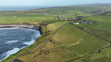 Drone-Estático-Al-Oeste-De-Irlanda,-Camino-A-La-Arqueología-De-Doolin,-Mares-Espumosos-Y-Pueblo-De-Doolin-En-Una-Suave-Mañana-De-Noviembre.