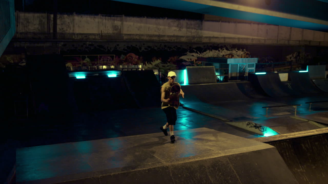 personas deportivas haciendo ejercicio juntas en patines y patineta en rampa.