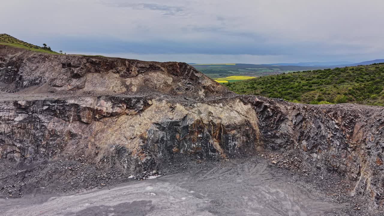 Steinbruddsområde på landsbygda med landskap i bakgrunnen