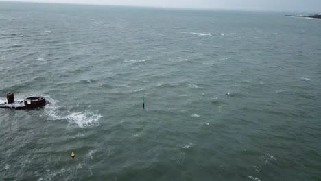 Dron-Aéreo-Sobre-El-Océano-Melbourne-Ondulado-Ventoso-Día-Nublado-Barco-Naufragio