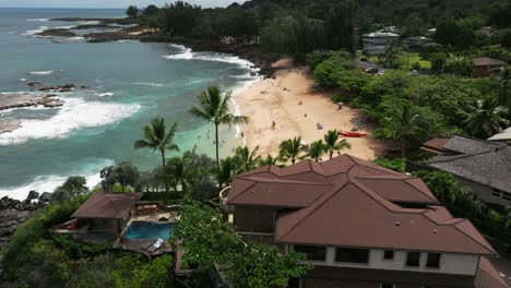 Fliegen-über-Einen-Kleinen-Privatstrand-In-Hawaii