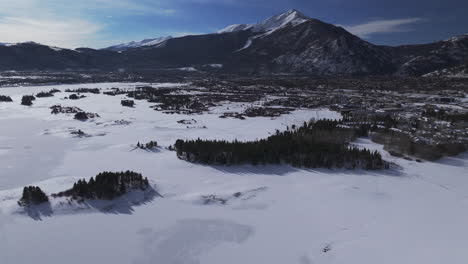 Verschneite-Innenstadt-Von-Frisco,-I70,-Colorado,-Filmische-Luftaufnahme,-Drohne,-Lake-Dillon,-Marina,-Gipfel,-Bucht,-Sonne,-Bewölkt,-Wintermorgen,-Aussicht,-Silverthorne,-Zehn-Meilen,-Breckenridge,-Ruhig,-Gefrorenes-Eis,-Nach-Vorne-Offenbaren