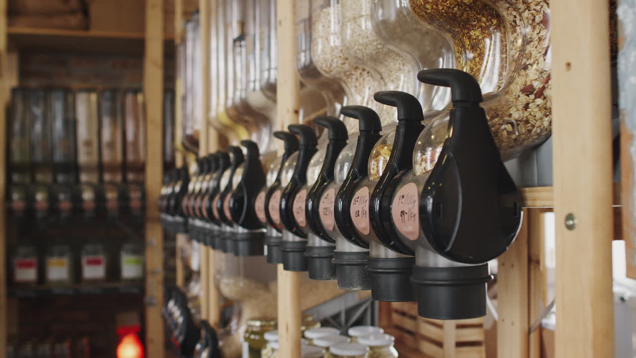 지속 가능한 플라스틱이 없는 식료품 가게에서 곡물과 곡물을 공급하는 디스펜서