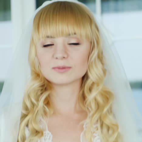 retrato de una hermosa novia rubia 05