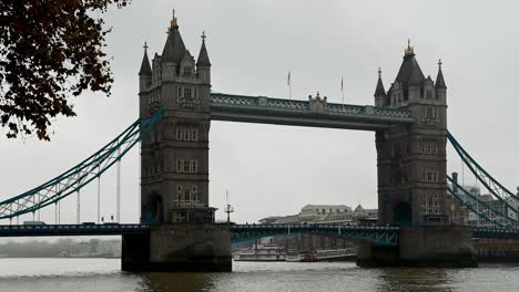 Cielo-Gris-Hacia-Navidad,-Puente-De-La-Torre,-Londres,-Reino-Unido