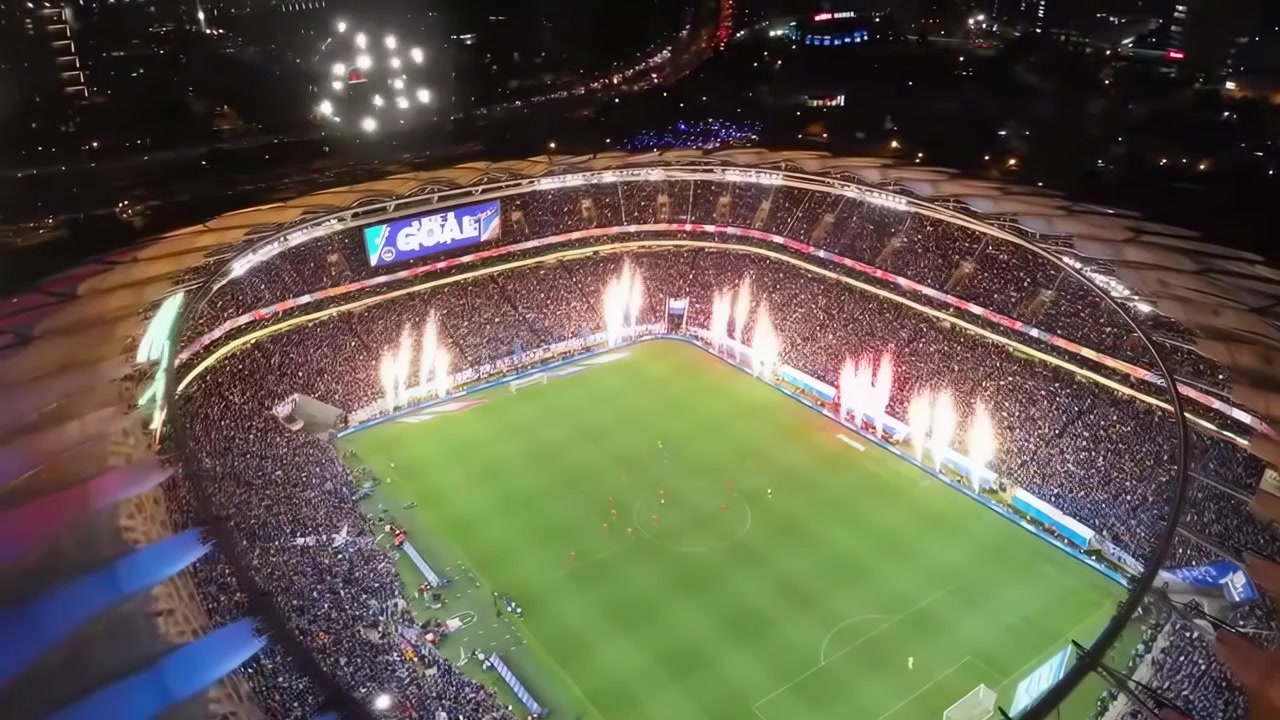 Vista aerea di uno stadio di calcio che celebra un gol di notte
