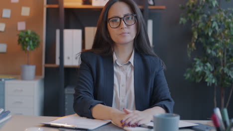 mujer de negocios en el cargo