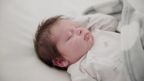 bebé, dormitorio y cama de la habitación del niño con la mañana