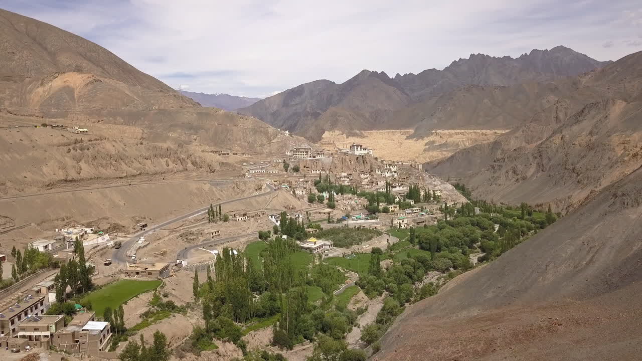 vista del pueblo de lamayuru desde el monasterio de lamayuru con paisaje montañoso al fondo en lamayuru, ladakh india
