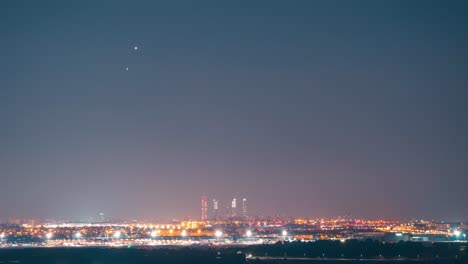 Zeitraffer-Der-Skyline-Der-Innenstadt-Von-Madrid-Bei-Nacht-Mit-Zwei-Hellen-Himmelsobjekten,-Die-Die-Venus--Und-Jupiter-Konjunktion-Einstellen