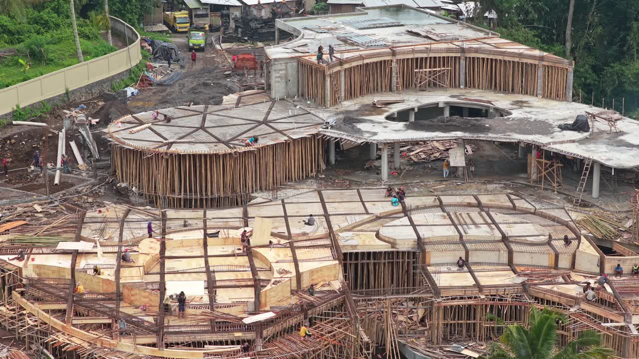สถานที่ก่อสร้างอาคารพร้อมคนงานในบาหลี