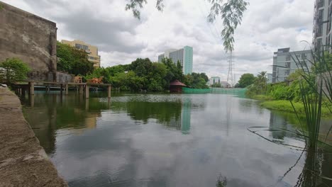 ángulo bajo de un lago en un café en la ciudad de bangkok, tailandia