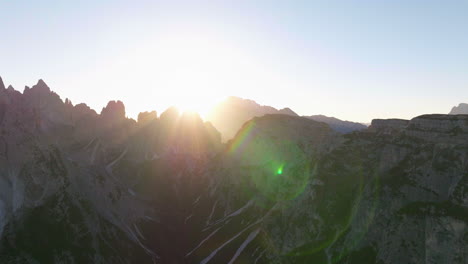 Resplandecientes-Rayos-De-Sol-A-Través-De-Tre-Cime-Cordilleras-Rocosas-Vista-Aérea-Sobre-Tirol-Del-Sur-Radiante-Amanecer-Paisaje