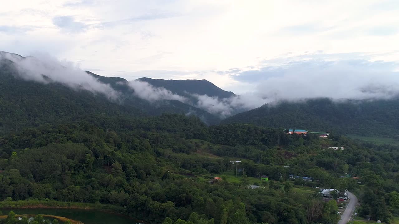 Tomada de drone de uma montanha no sul da Tailândia.