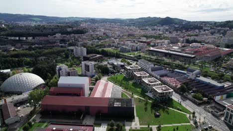 fotografía de un avión no tripulado de la ciudad de saint etienne en el departamento de loira, francia