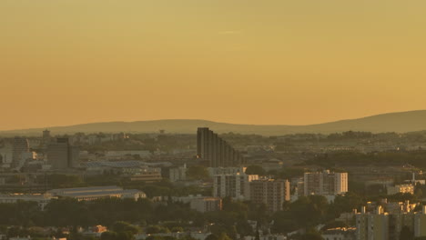 Bei-Sonnenuntergang-Verwandelt-Sich-Montpellier-In-Ein-Goldenes-Schauspiel,-Dessen-Schönheit-Eingefangen-Wird