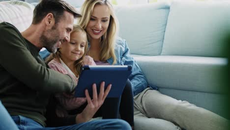 Familie-Mit-Tablet-Verbringt-Zeit-Zusammen-Im-Wohnzimmer