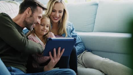 Familia-Con-Tableta-Pasando-Tiempo-Juntos-En-La-Sala-De-Estar