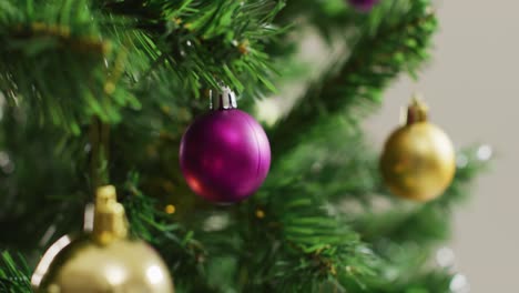 Primer-Plano-De-Bolas-Navideñas-Y-Adornos-En-El-árbol-De-Navidad-Verde.