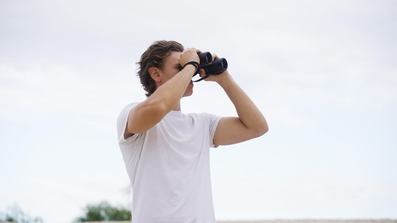 해변에서 남자 구명병