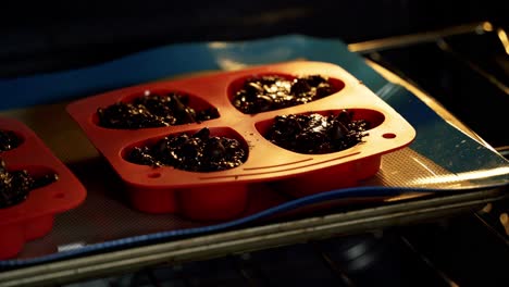 Cierre-Del-Horno-Para-Hornear-Muffins-De-Remolacha-Con-Chispas-De-Chocolate-En-Un-Molde-Para-Muffins-De-Silicona-En-Forma-De-Corazón-Rojo-Para-El-Día-De-San-Valentín