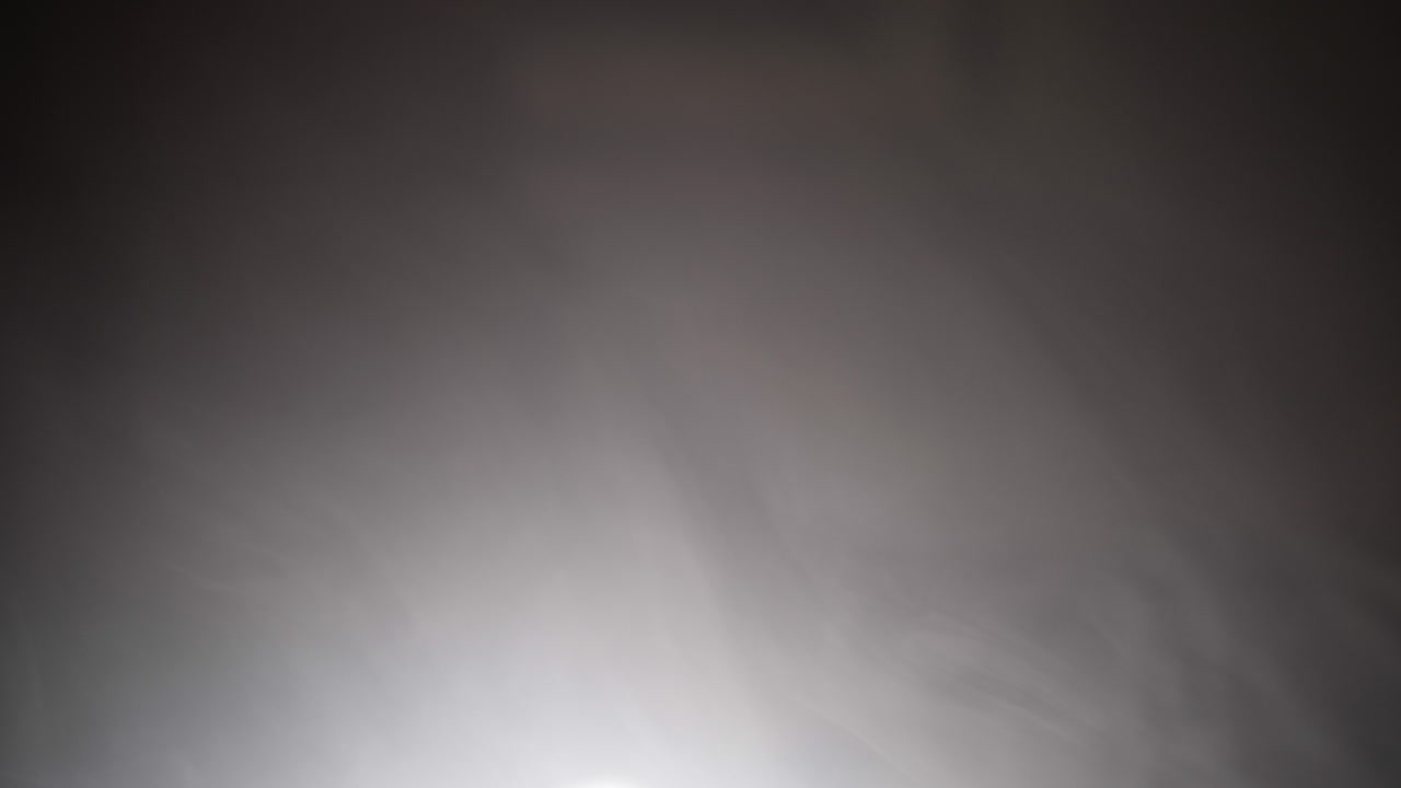 할로윈 또는 공상과학 소설, 공상과학 소설 배경의 어두운 배경 앞에 연기와 안개