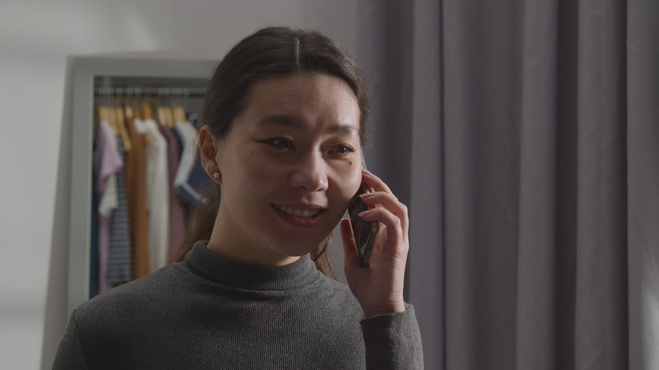 집에서 실망한 여자가 면접에서 실패했다는 전화를 받고 있다 1