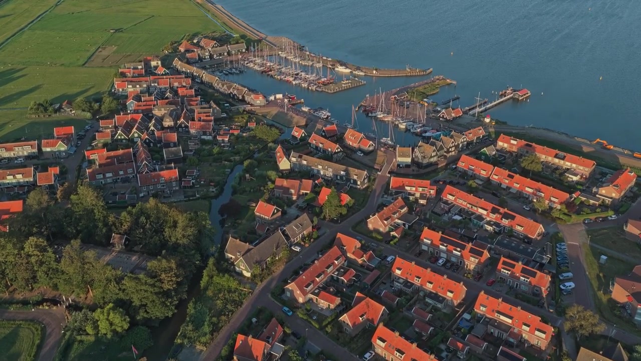 Vista aerea di un tradizionale villaggio olandese e del suo porto al tramonto.