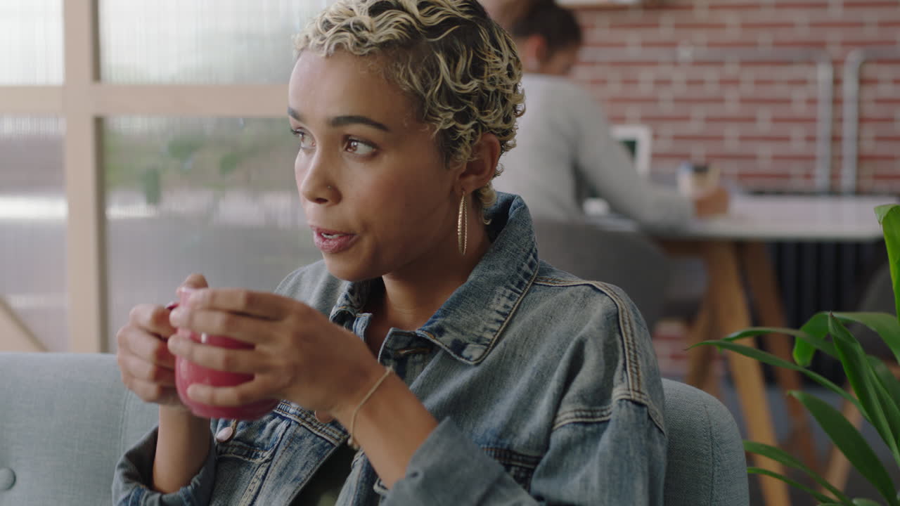 retrato hermosa mujer de negocios afroamericana bebiendo café relajándose en la pausa del almuerzo disfrutando de una carrera exitosa estilo de vida pensando planeando hacia adelante en el lugar de trabajo de la oficina moderna
