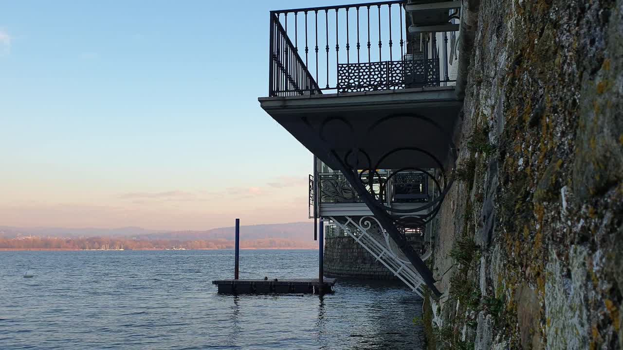 lago maggiore visto desde el edificio arona parcialmente sumergido en agua.