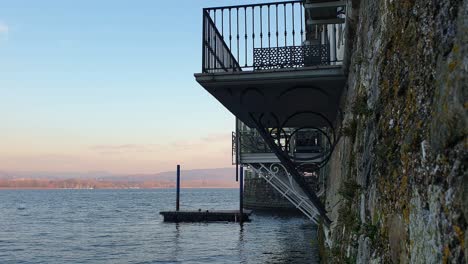 Lago-Maggiore-Visto-Desde-El-Edificio-Arona-Agua-Parcialmente-Sumergida