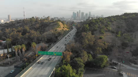 luftaufnahme der innenstadt von la vom elysian park über der autobahn