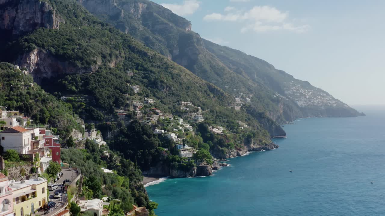 Vista aerea con drone che domina la Costiera Amalfitana da lontano. Strade strette tra le montagne rocciose nel paesaggio italiano