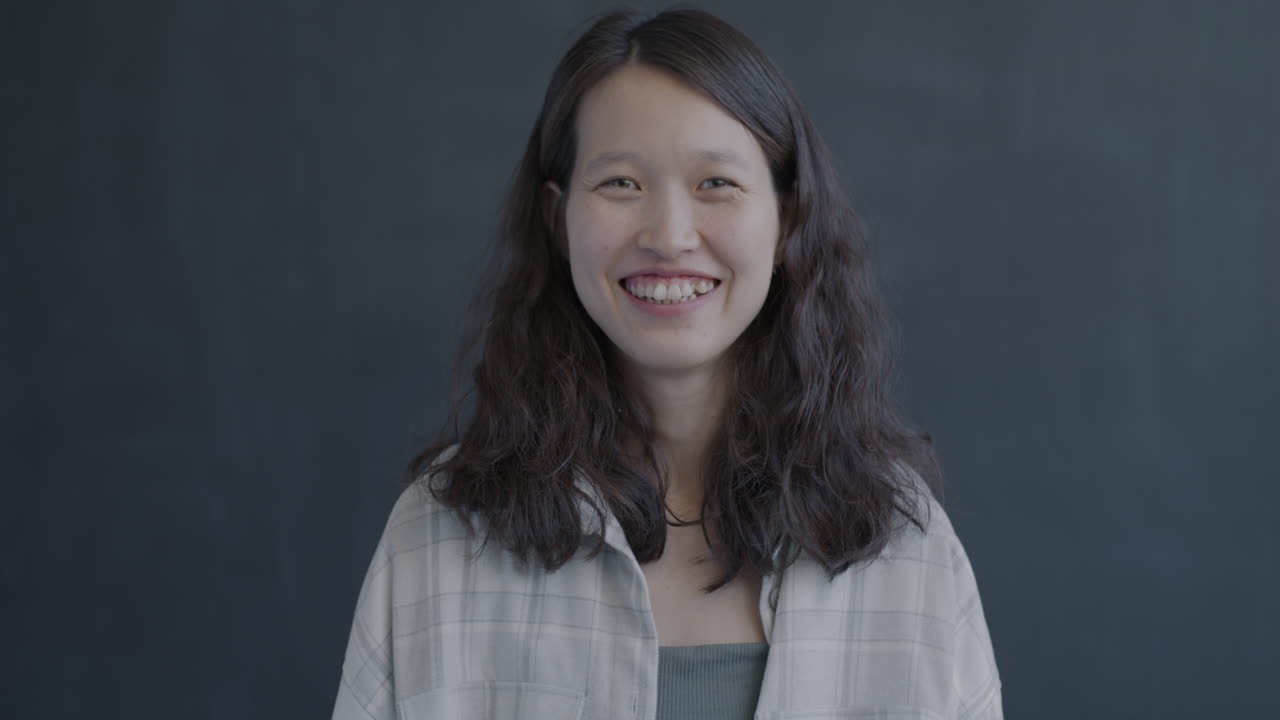 여성이 은 몸짓을 하고 있습니다.