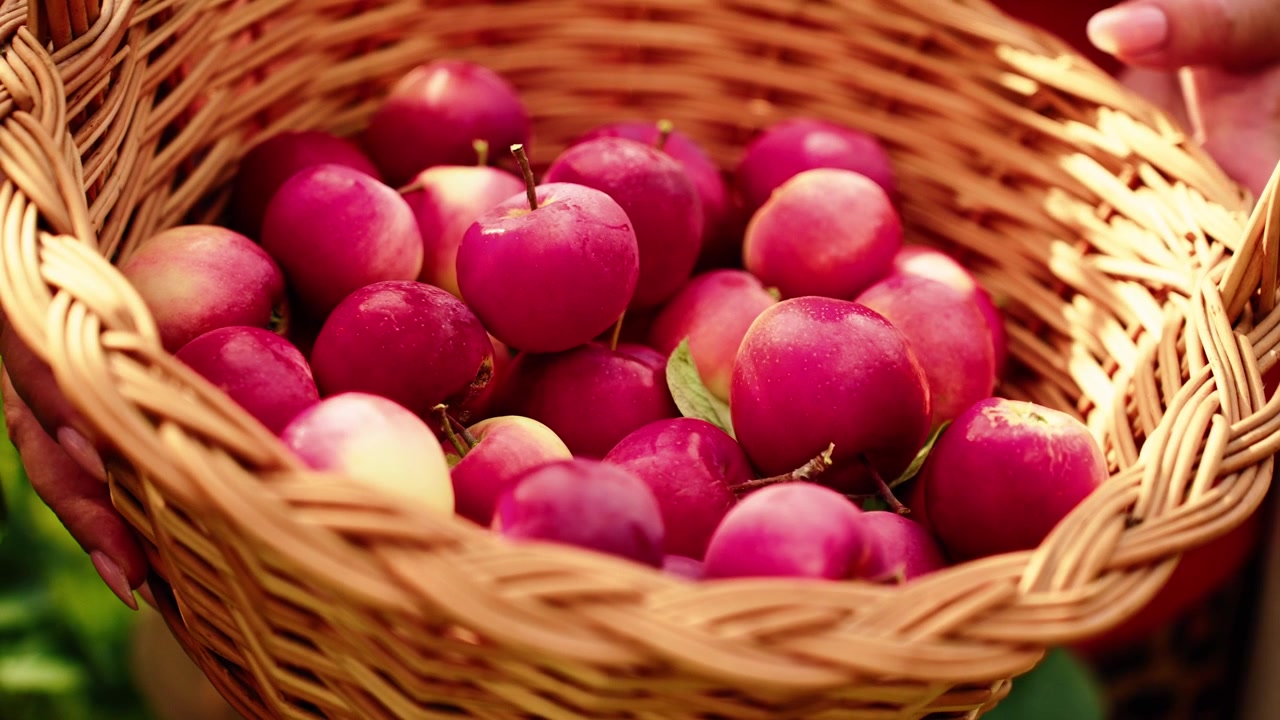 Mele rosse fresche in un cesto di vimini