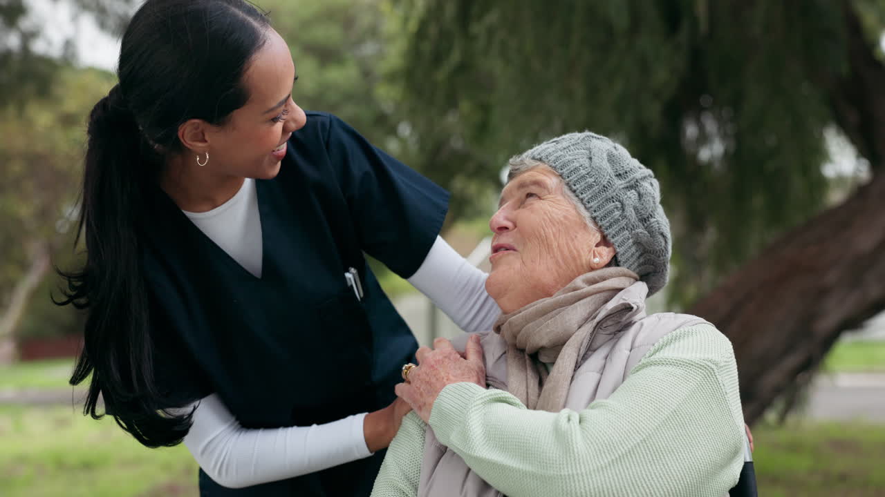 간호사, 공원 및  ⁇ 체어에 있는 고령 여성