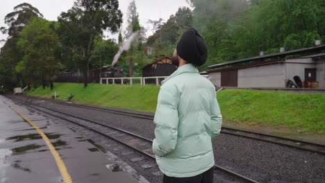 Rückseite-Eines-Indischen-Sikh-Mannes,-Der-In-Der-Nähe-Der-Eisenbahn-Steht,-Mit-Dampfzug-Im-Hintergrund